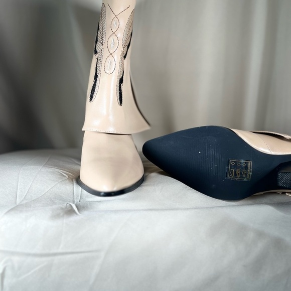 NWOT Western Cream Butterfly Embroidered Women's Boots - Picture 10 of 11